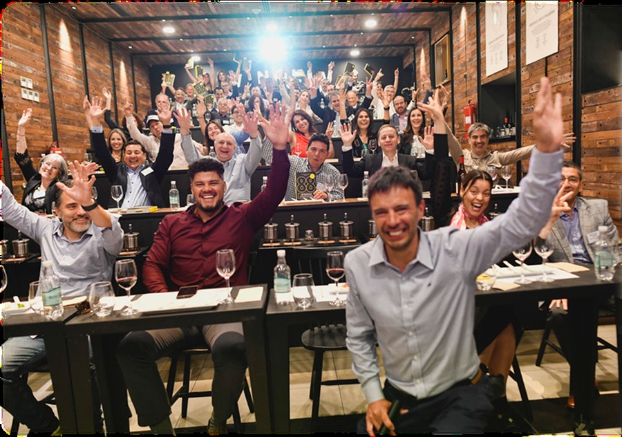Lanzamiento del libro 88 Prácticas, con público celebrando