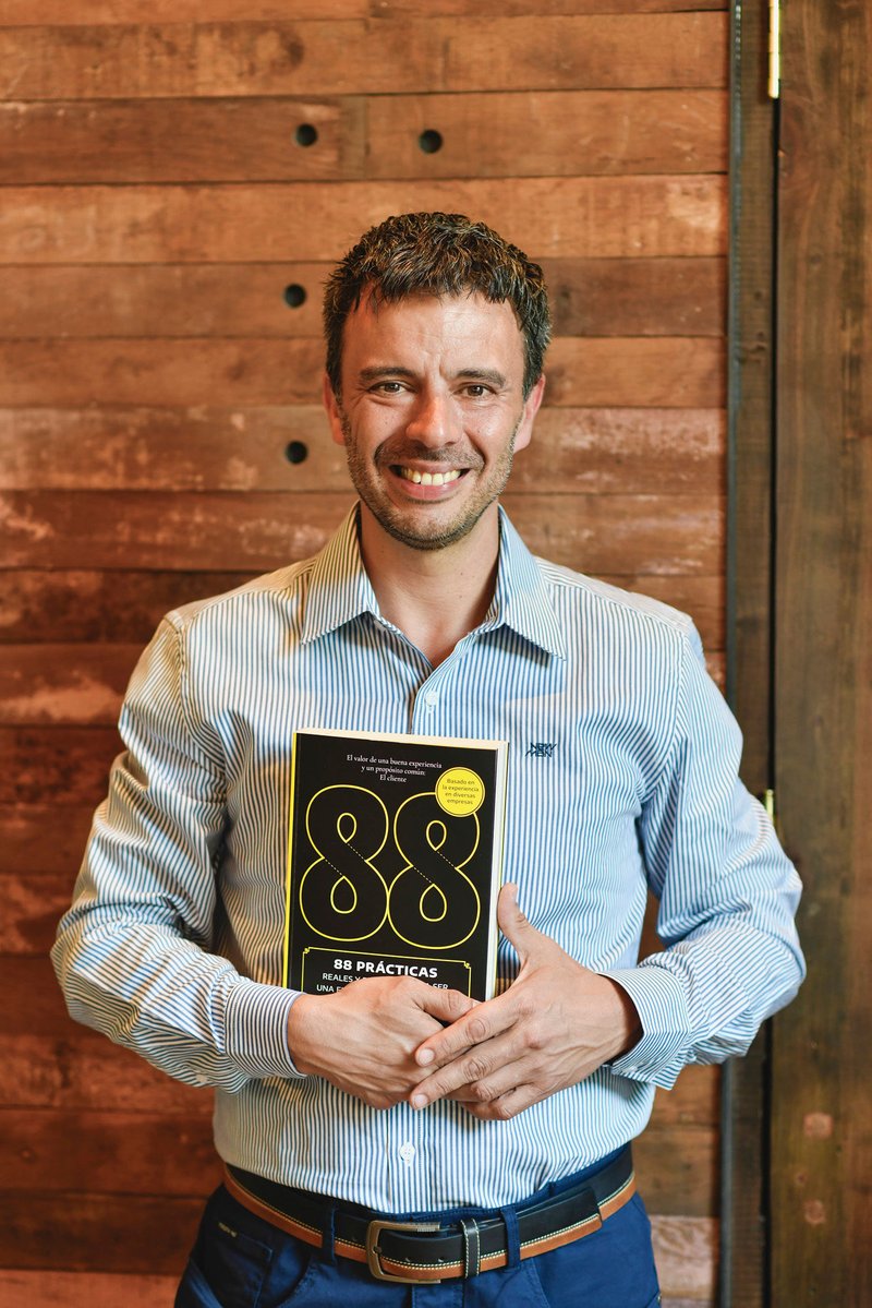 Matías Cristi con el libro 88 Prácticas